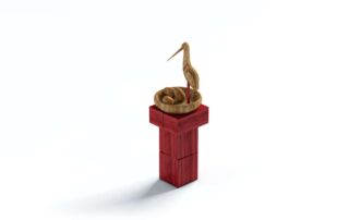 Drewniana rzeźba bociana stojącego na zwiniętym wężu, umieszczona na czerwonym, sześciokątnym cokole na białym tle, przywołuje na myśl elegancję i precyzję tradycyjnych projektów wentylacji.