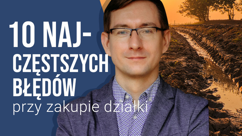 Mężczyzna w okularach i garniturze stoi przed polskim tekstem "10 najczęstszych błędów przy zakupie działki", z wiejskim polem i zachodzącym słońcem w tle.