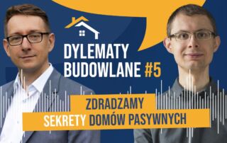 Dwóch mężczyzn w okularach jest przedstawionych na grafice promocyjnej z tekstem "Dylematy Budowlane #5 i Zdradzamy sekrety domów pasywnych", na niebieskim tle z grafiką fali dźwiękowej i ikoną domu.