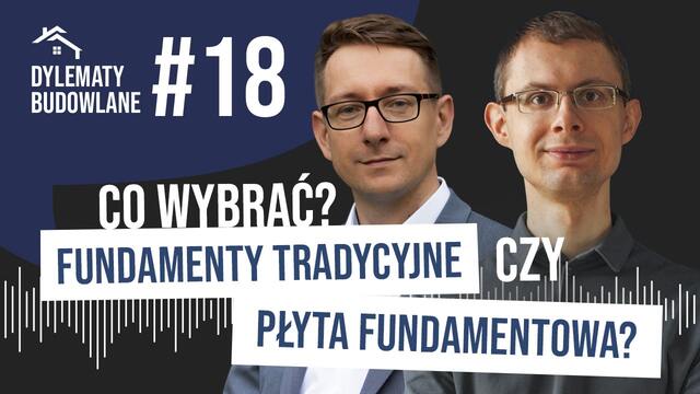 Dwóch mężczyzn w okularach stoi na niebieskim tle z polskim tekstem omawiającym dylematy budowlane - płyta fundamentowa czy ława - rozważając zalety i wady tradycyjnych fundamentów w porównaniu z płytą fundamentową. Widoczna jest również liczba 18 i ikona domu.