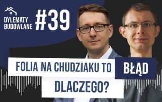 Dwóch mężczyzn w okularach na tle grafiki z polskim tekstem: Dylematy Budowlane #39. Folia na chudziaku to błąd. Dlaczego? Fale audio są widoczne na dole.