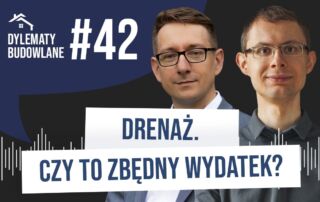 Dwóch mężczyzn w okularach stoi obok siebie na okładce podcastu. Tekst brzmi: "Dylematy Budowlane #42. Drenaż. Czy to zbędny wydatek?" Grafika fali dźwiękowej znajduje się na dole, na ciemnoniebieskim i białym tle.