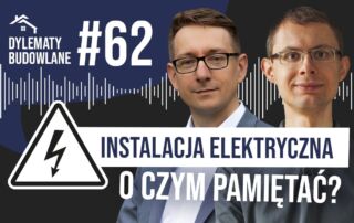 Dwóch mężczyzn w garniturach pojawia się z grafiką podcastu. Tekst brzmi następująco: "Dylematy Budowlane #62. Instalacja Elektryczna w domu. O czym pamiętać?" Widoczny jest również znak ostrzegawczy z błyskawicą.