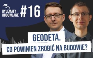 Dwóch mężczyzn w okularach stoi obok siebie na niebieskim tle. Tekst brzmi: "Dylematy Budowlane #16. Geodeta i tyczenie budynku przez geodetę - co powinien zrobić na budowie?" Biała grafika fali dźwiękowej biegnie wzdłuż dolnej części obrazu.