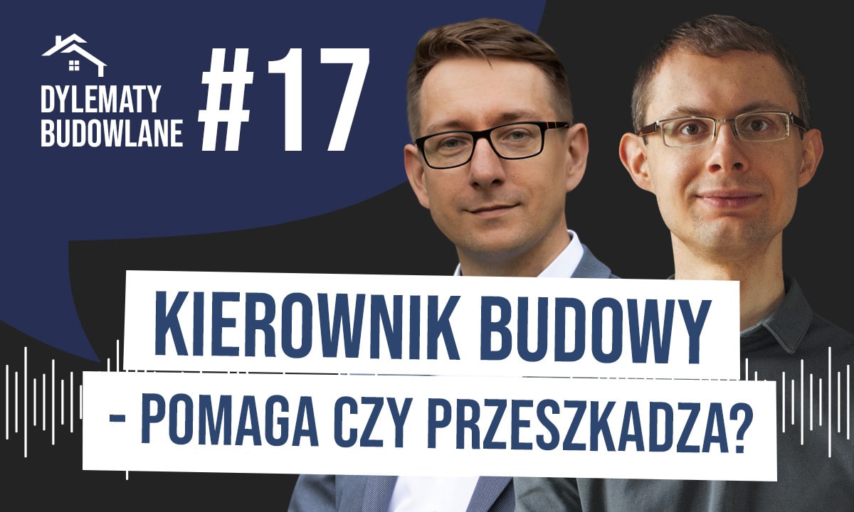 Dwóch mężczyzn w okularach stoi na niebieskim tle z polskim tekstem "Dylematy Budowlane #17. Temat Kierownik budowy - pomaga czy przeszkadza?" bada rolę kierownika budowy w procesie.