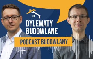 Dwóch mężczyzn w okularach na niebiesko-żółtym tle. Tekst brzmi Dylematy Budowlane Podcast Budowlany z grafiką fali dźwiękowej i ikoną domu nad słowami.