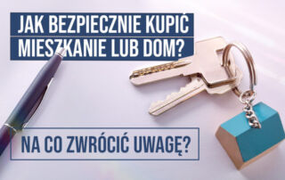 Długopis i klucze do domu z brelokiem w kształcie domu spoczywają na powierzchni. Polski tekst pyta: Jak bezpiecznie kupić mieszkanie lub dom? Na co zwrócić uwagę przy kupnie mieszkania i domu?