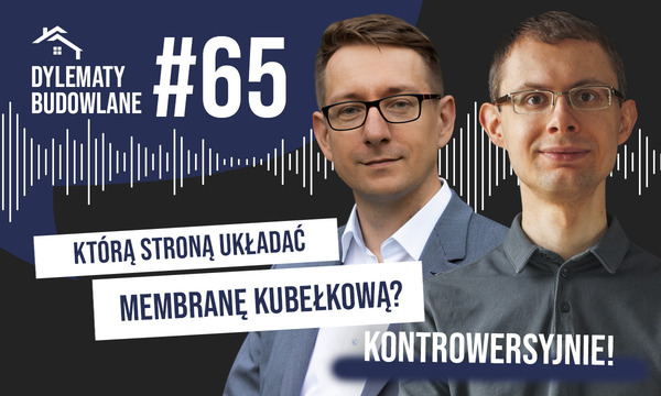 Dwóch mężczyzn w okularach na niebieskim tle z białą grafiką fali dźwiękowej. Tekst brzmi: "Dylematy Budowlane #65. Jak układać folię kubełkową? Którą stroną membrany kubełkowej? Kontrowersyjnie!"