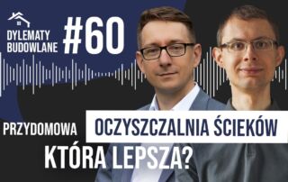 Dwóch mężczyzn w okularach stoi przed niebiesko-białą grafiką z polskim tekstem: "Dylematy Budowlane #60, przydomowa oczyszczalnia ścieków - która lepsza?"Za nimi biegnie dynamiczna grafika fali dźwiękowej.